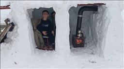 Li Meletiyê bavekî ji bo zarokên xwe ji berfê xanî çêkir