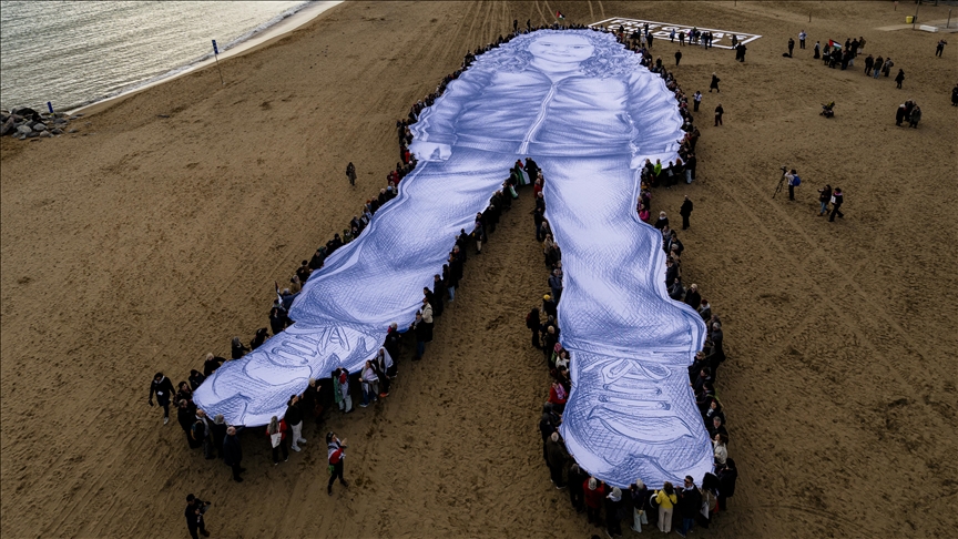 Veliko platno s likom palestinske djevojčice Hind Rajab izloženo na plaži u Barceloni 