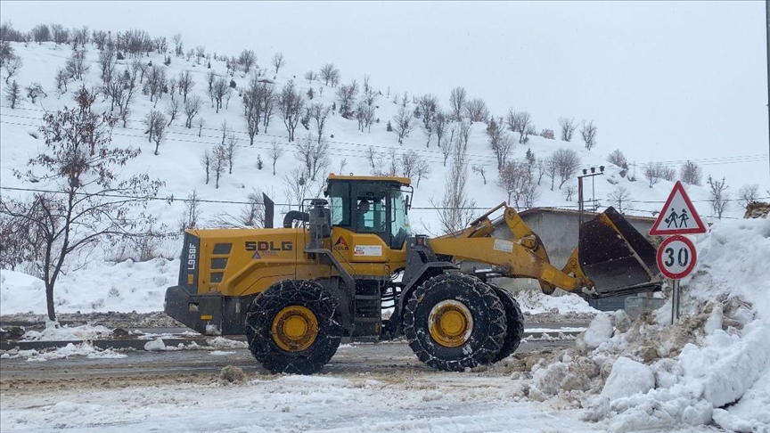 Rêya bingol-Diyarbekirê ji ber berf û pûkê ji hatin û çûyîna tiran ra hat girtin