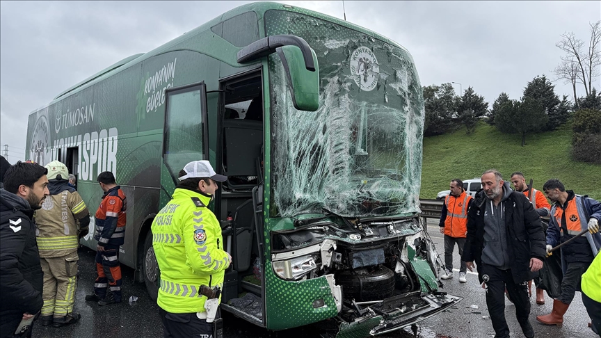 Konyaspor Futbol Akademisi oyuncularını taşıyan otobüs İstanbul'da kaza yaptı