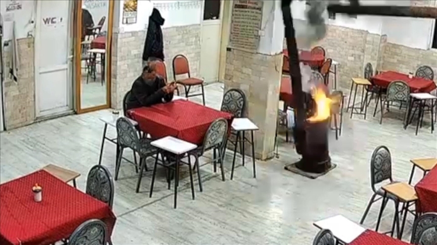Denizli'de kolonya dökülmesi sonucu parlayan sobanın devrilme anı kamerada