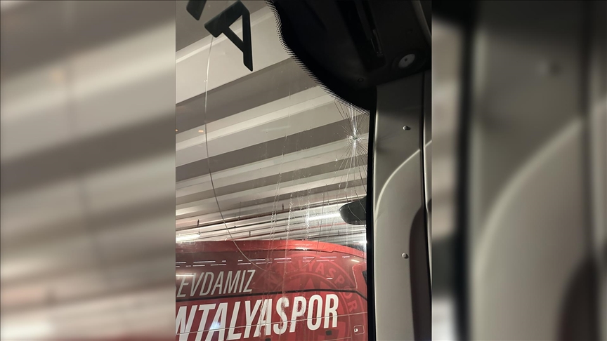 Trabzonspor'un Antalya deplasmanındaki takım otobüsüne taşlı saldırı