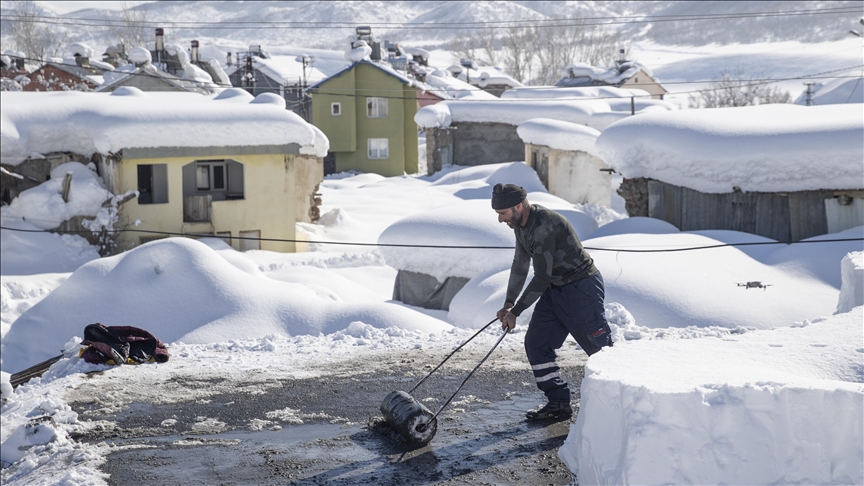 Li Tunceliyê gundî berfa ser xaniyên xwe diavêjin û bangêran dikin