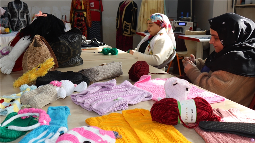 Рачни изработки им овозможуваат на двете сестри со оштетен вид да придонесуваат за семејниот буџет