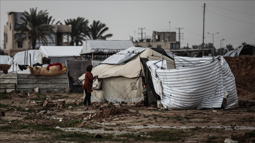 إصابة 6 فلسطينيين بقصف إسرائيلي على خيمة نازحين جنوبي غزة 