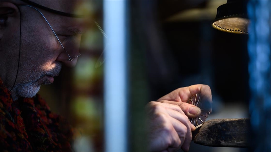 İstanbul'da dünyaya iz bırakan mücevherler tasarlıyor