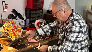 Пензиониран турски инженер ги враќа во живот оштетените играчки што доаѓаат од различни градови и земји