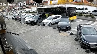 Esenler'de İETT otobüsünün park halindeki otomobillere çarpması kamerada