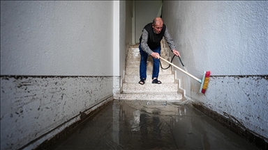 İzmir'de yağmur nedeniyle su basan ev ve iş yerlerinde temizlik yapılıyor