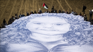 Veliko platno s likom palestinske djevojčice Hind Rajab izloženo na plaži u Barceloni 