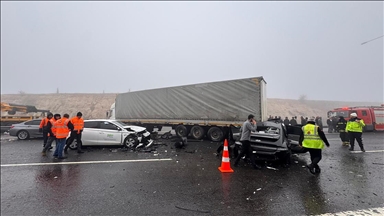 TAG Otoyolu'nda zincirleme trafik kazasında 2 kişi hayatını kaybetti, 11 kişi yaralandı