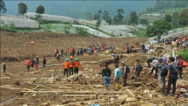 Search for 25 missing enters 7th day as death toll climbs to 55 in Indonesia landslide
