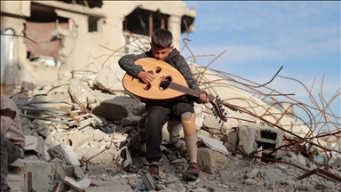 12-vjeçari palestinez vazhdon jetën me muzikë në mesin e rrënojave në Gaza