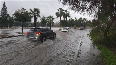 Adana'da kuvvetli yağış hayatı olumsuz etkiledi 