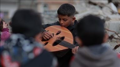  Младо момче од Палестина среде урнатини пронаоѓа утеха во музиката