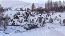 Kısmen donan Muradiye Şelalesi'nde kış güzelliği