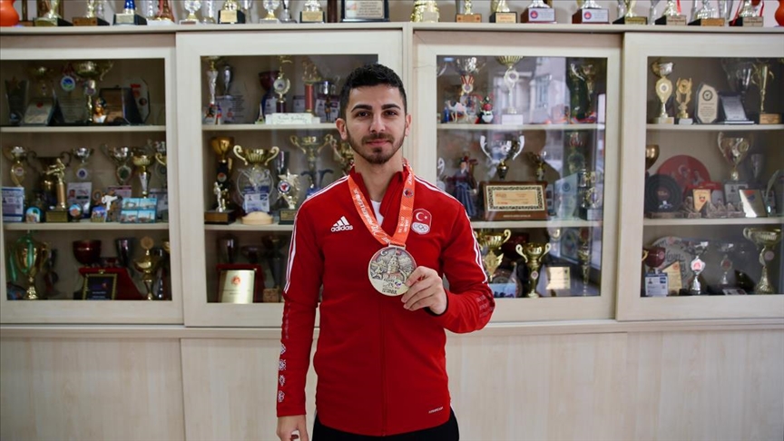 Şampiyon karateci Eray "Türk sporuna hizmet" peşinde