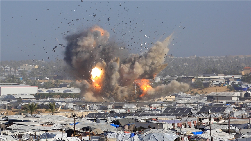 Izraeli godet një ndërtesë banimi në Khan Younis  re të dendura tymi shihen mbi Gaza