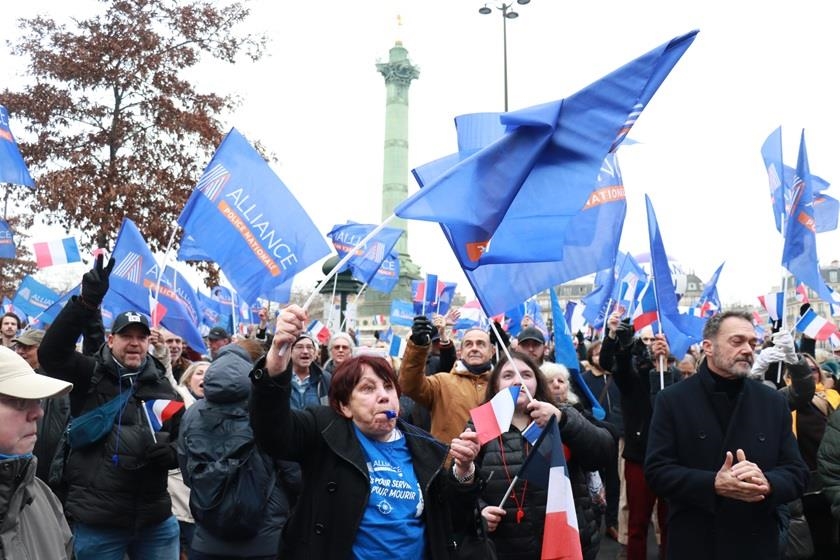 Des policiers manifestent à Paris en présence de figures d'extrême droite