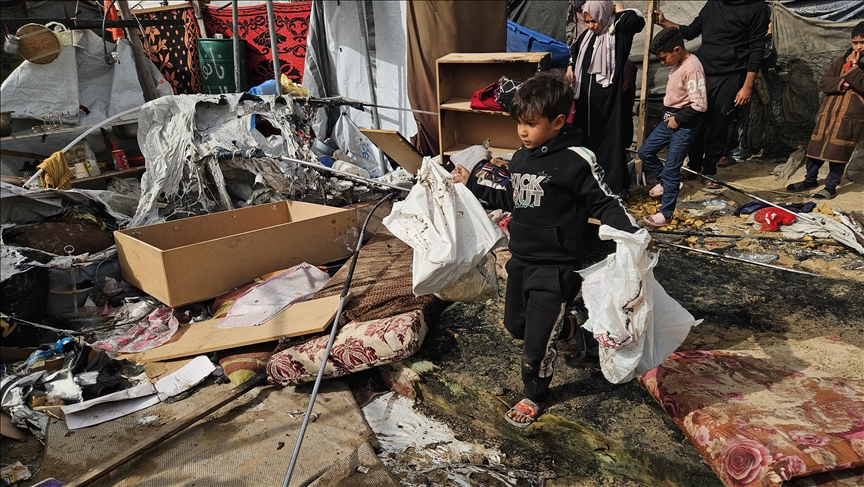 قصف إسرائيلي يشعل حرائق بمخيم نازحين في خان يونس