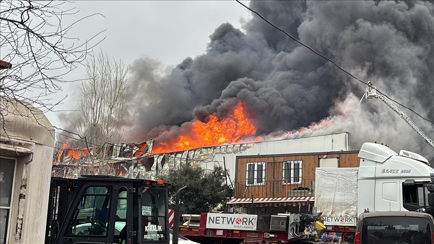 Ataşehir'de iş yerinde çıkan yangına müdahale ediliyor