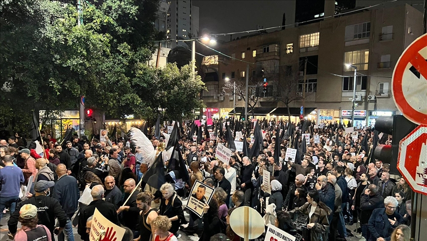 آلاف الفلسطينيين داخل إسرائيل يتظاهرون ضد الجريمة و"تواطؤ الشرطة" 