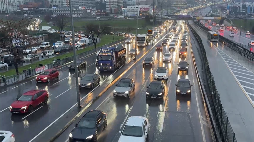 İstanbul'da akşam saatlerinde trafik yoğunluğu yüzde 80'e çıktı