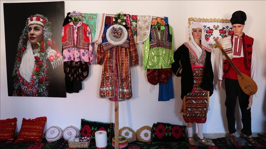 Бугарија ги чува вековните „бели невести“ - свадбениот обред „Гелина“