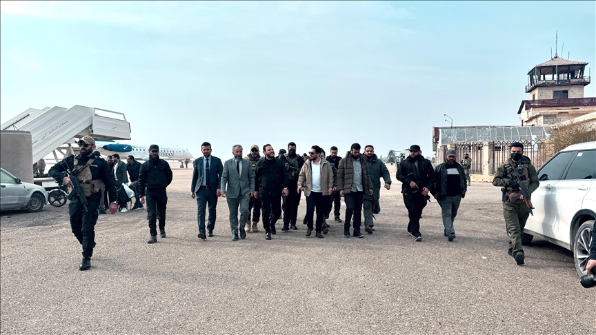 وفد حكومي يتفقد جاهزية مطار دير الزور شرقي سوريا