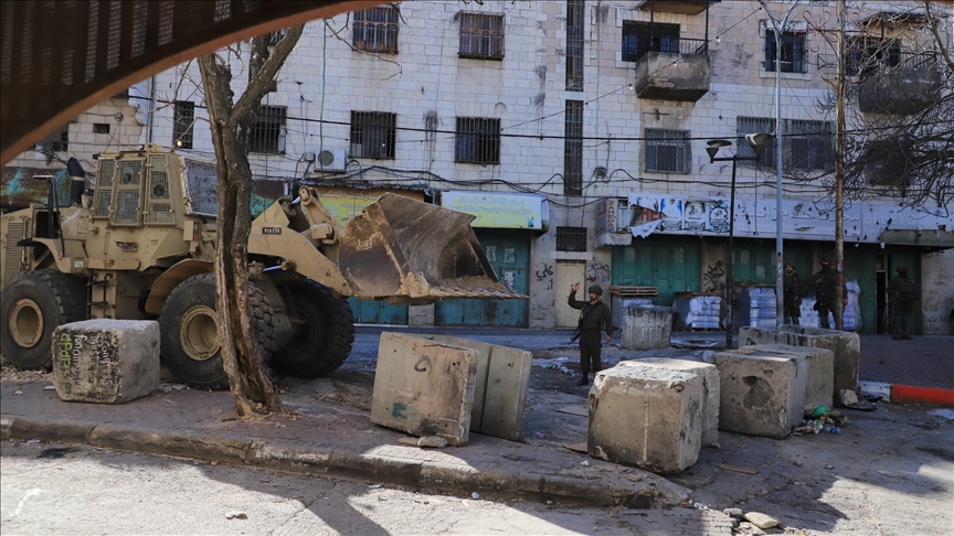 Ushtria izraelite bllokon rrugët me barriera betoni gjatë bastisjejes në Bregun Perëndimor të pushtuar