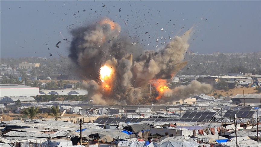 حمله اسرائیل به اردوگاه آوارگان در جنوب نوار غزه باعث آتش‌سوزی در چادرها شد