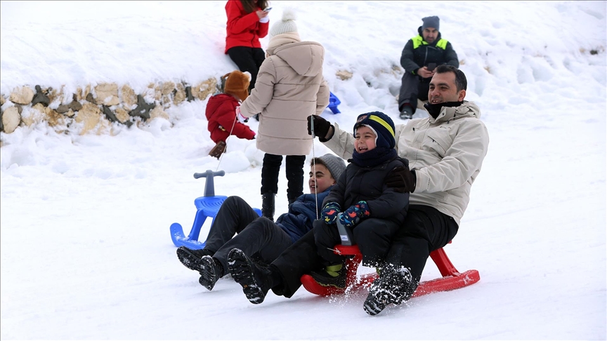 Ilgaz Yurduntepe Kayak Merkezi'nde yarıyıl tatili yoğunluğu yaşanıyor