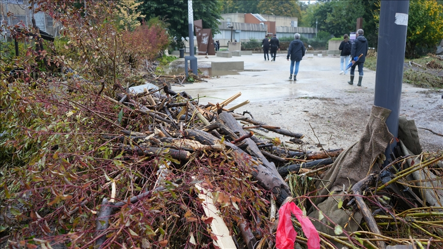 Fransa'nın Mios kentinde hortum yaklaşık 200 eve zarar verdi