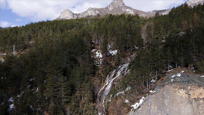 Kastamonu'da karların erimesiyle oluşan "kar şelalesi" görsel şölen sunuyor