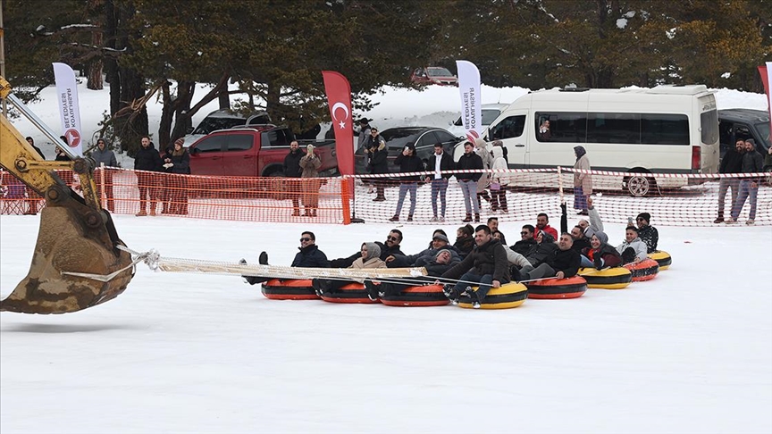 Sivas'ta çam ormanlarıyla kaplı Eğriçimen Yaylası'nda kış festivali düzenlendi 