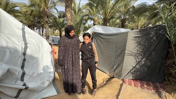 İsrail saldırısında konuşma yetisini kaybeden Gazzeli çocuk annesinin desteğiyle hayata tutunuyor