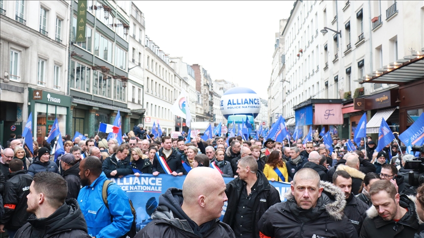Thousands rally in Paris to support police, call for improved working conditions