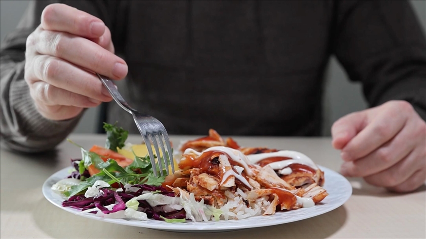 Pet şişeyi açamayan da çatalın tabakta çıkardığı sesten rahatsız olan da şikayet etti