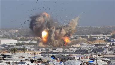Izraeli godet një ndërtesë banimi në Khan Younis, re të dendura tymi shihen mbi Gaza