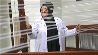 "Saray kumaşı"nı atık gıda malzemeleriyle renklendiriyor