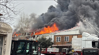 Ataşehir'de iş yerinde çıkan yangına müdahale ediliyor