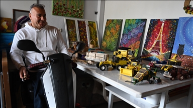 U paralizua pas aksidentit në punë, shndërroi hobin e tij të prodhimit të lodrave prej druri në profesion