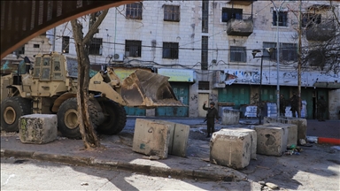 Ushtria izraelite bllokon rrugët me barriera betoni gjatë bastisjejes në Bregun Perëndimor të pushtuar