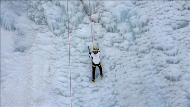 Erzurum Valisi Çiftçi, Palandöken'deki buz duvarında heyecan ve adrenalini bir arada yaşadı