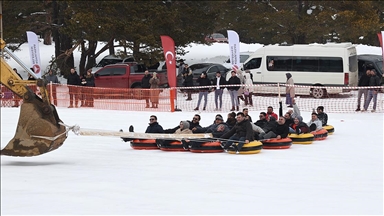 Sivas'ta çam ormanlarıyla kaplı Eğriçimen Yaylası'nda kış festivali düzenlendi 