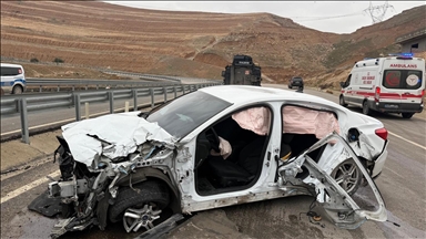 Li Şirnexê otomobîlê li bariyerê xist 5 kesên tê da birîndar bûn