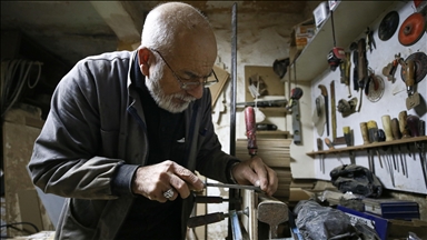 Gjyshi Muhsin për më shumë se gjysmëshekulli i jep formë drurit me të njëjtin pasion