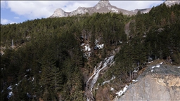 Kastamonu'da karların erimesiyle oluşan "kar şelalesi" görsel şölen sunuyor