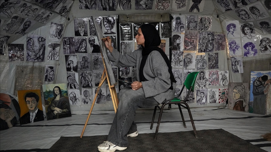 Vajza e re palestineze pikturon vuajtjet që pa në Gaza në kanavacën e saj