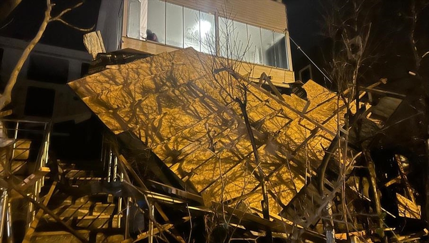 Tekirdağ'da kuvvetli rüzgar nedeniyle bir ev ve iş yerinin çatısı uçtu 